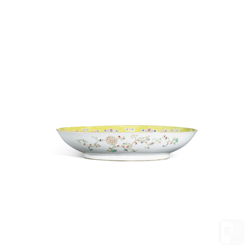 A yellow-ground famille-rose and gilt-decorated 'longevity' dish, Mark and period of Guangxu | 清光緒 黃地粉彩描金「萬壽無疆」盤 《大清光緒年製》款 - 图3